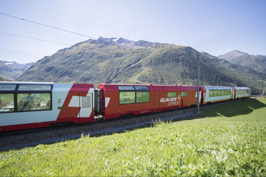 Der Glacier Express fährt zwischen Zermatt und St. Moritz.