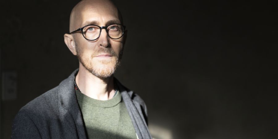 Michael Hugentobler erzählt in seinem dritten Roman «Bis die Bären tanzen» eine weltumspannende Familiengeschichte - eine «Chronik der emotionalen Turbulenzen», in deren Zentrum die v...