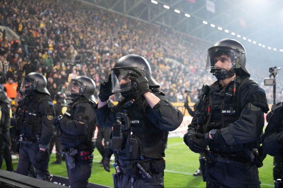 Die Polizei muss im Spiel Dynamo Dresden gegen Hertha eingreifen.