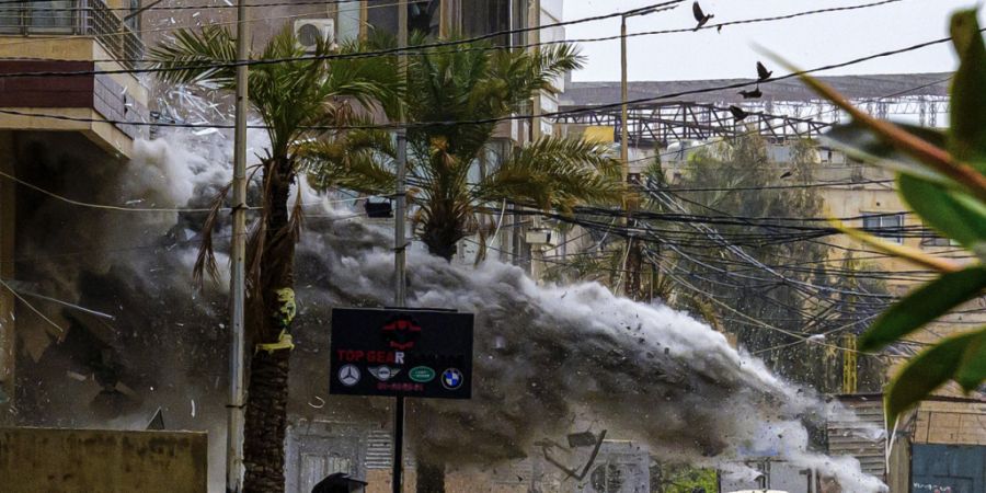 Rauch steigt aus einem Gebäude auf, das Ziel eines israelischen Luftangriffs in der Gegend von Jnah, einem südlichen Vorort von Beirut in der Nähe der iranischen Botschaft, war. Foto...