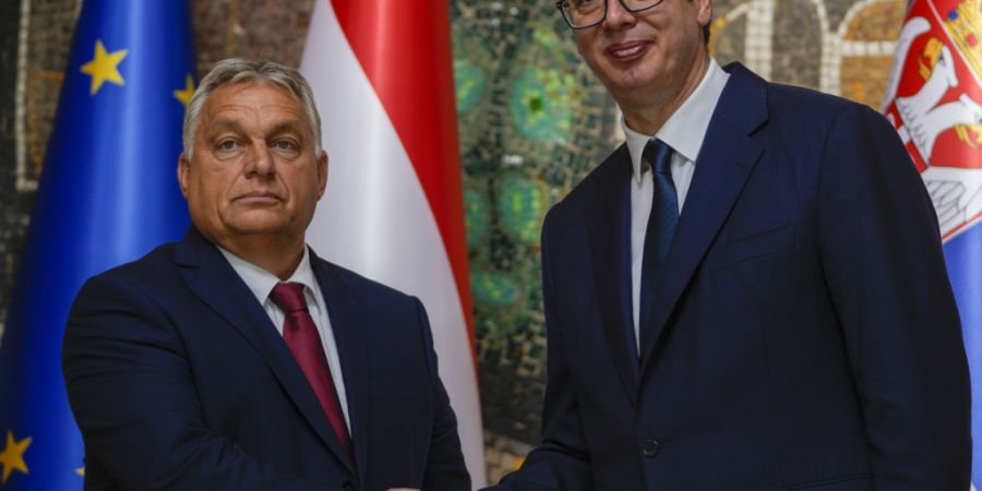 ARCHIV - Viktor Orban (l), Ministerpräsident von Ungarn, gibt Aleksandar Vucic, Präsident von Serbien, nach einer Pressekonferenz im Anschluss an Gespräche im Serbien-Palast die Hand...