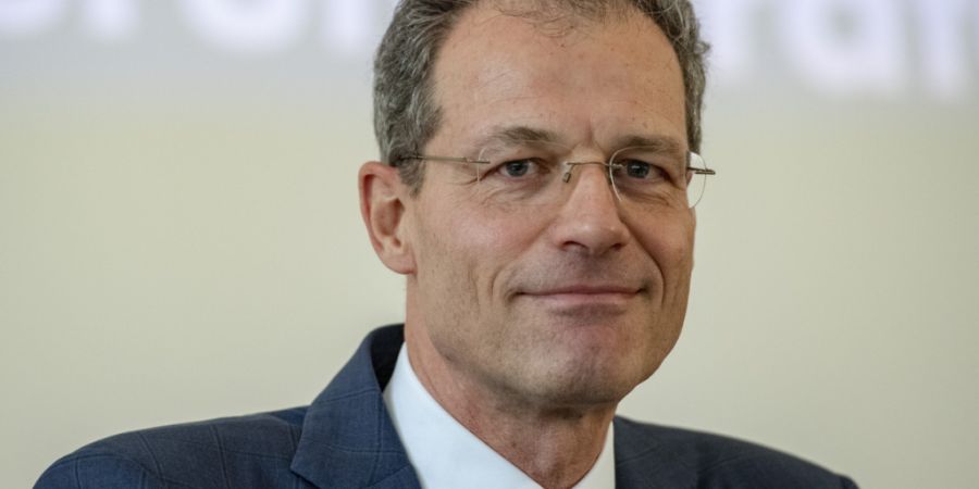 Der Luzerner Finanzdirektor Reto Wyss (Mitte) freut sich über den guten Jahresabschluss 2025. (Archivbild)