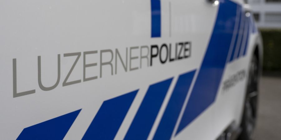 In Willisau ist am Samstag ein Mitarbeiter der Müllabfuhr von einem Entsorgungslastwagen erfasst und verletzt worden. (Symbolbild)