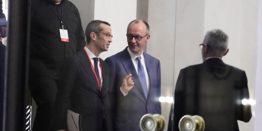 Der ukrainische Chefunterhändler Rustem Umjerow (l) und der deutsche Bundeskanzler Friedrich Merz (CDU, 2.v.r) verlassen den Elysee-Palast, nachdem sie an einem Treffen der «Koalition ...
