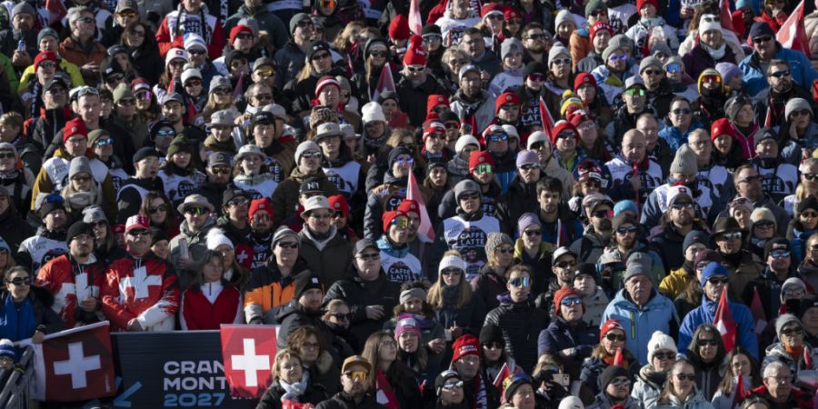 Vor dem Start der Weltcup-Abfahrt in Crans-Montana gab es eine Schweigeminute für die Opfer der Brandkatastrophe.