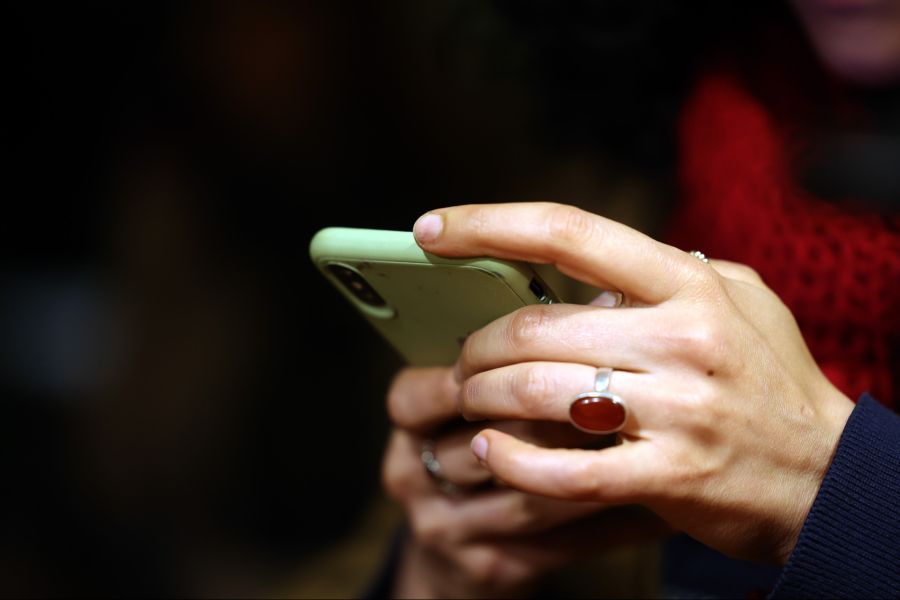 Die Betrüger kontaktieren sie per Whatsapp.