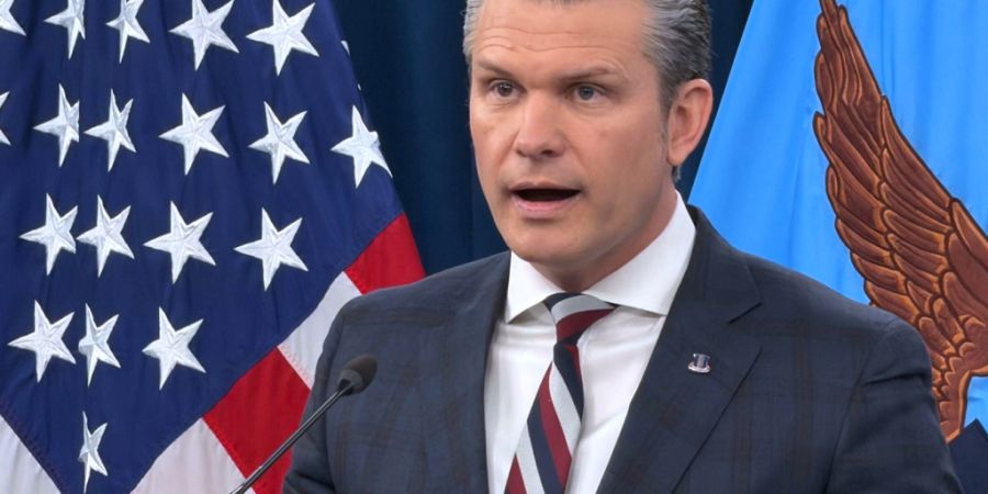 ARCHIV - US-Verteidigungsminister Pete Hegseth spricht während einer Pressekonferenz im Pentagon. Foto: Konstantin Toropin/AP/dpa
