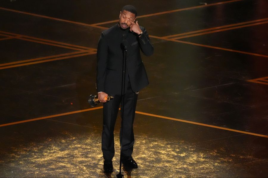 Michael B. Jordan nimmt den Oscar als bester Darsteller nach Hause.