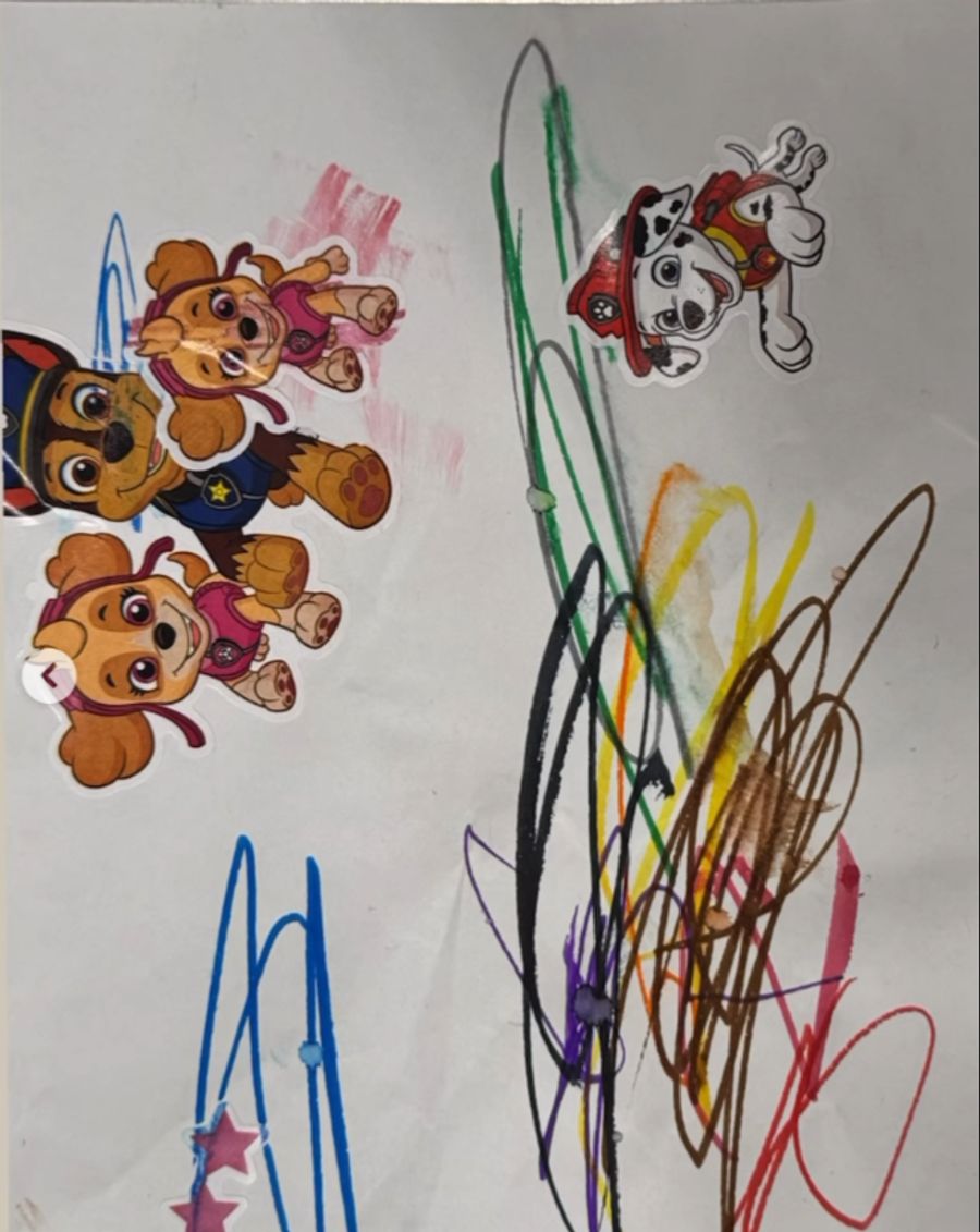 Auf dem Papier haben sich die Kinder ordentlich mit Farben und Stickers ausgetobt.