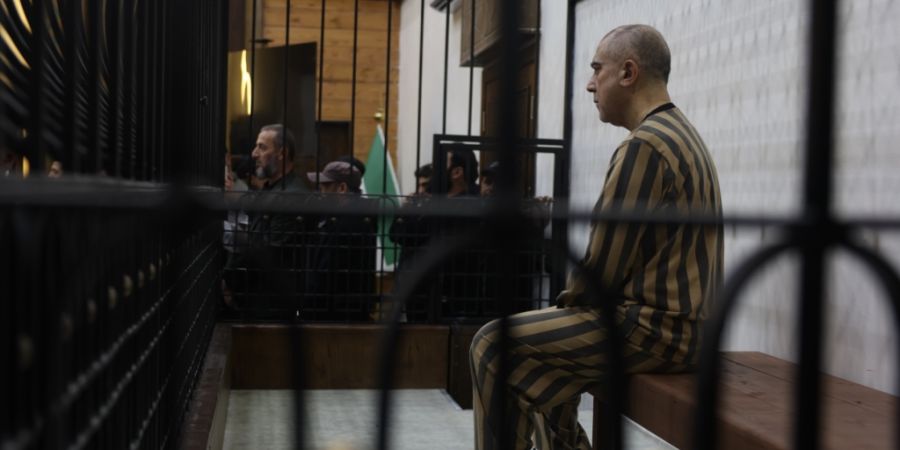 ARCHIV - Atef Najib in einer Zelle im Gerichtssaal. Foto: Ghaith Alsayed/AP/dpa/Archivbild