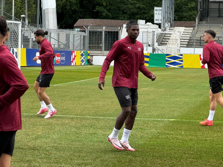 Auch Breel Embolo trainiert am Freitag voll mit.