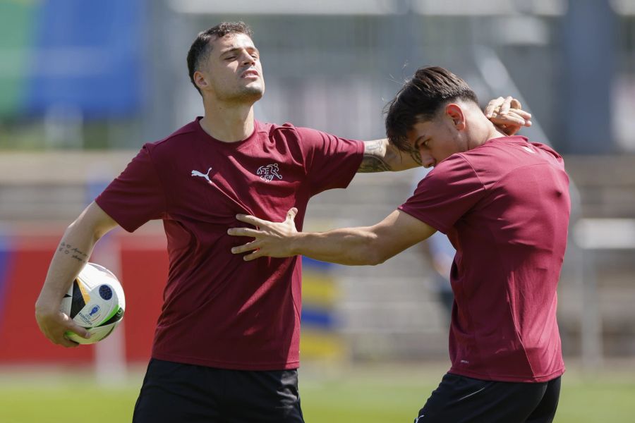 Granit Xhaka und Ardon Jashari kämpfen um den Ball.