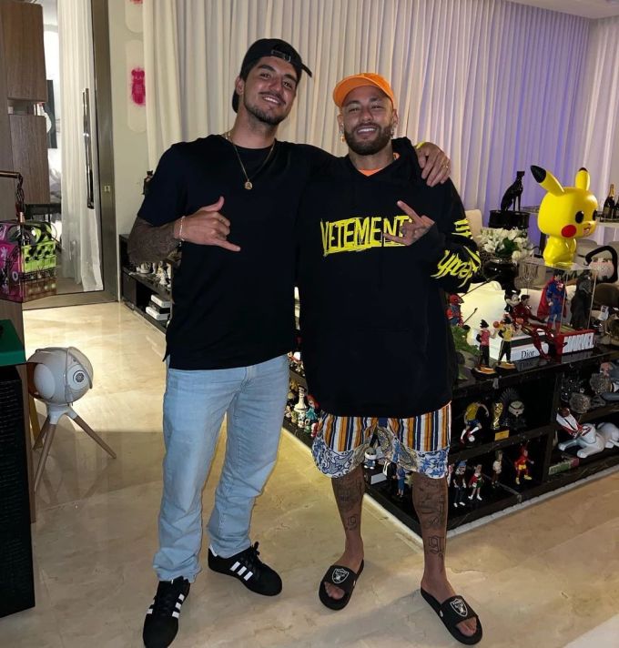 Gabriel Medina zusammen mit seinem Kumpel, Fussball-Superstar Neymar. Gabriel Medina