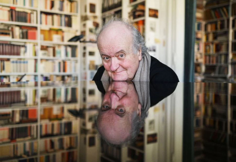 Mit viel Humor: Wolfgang Rihm an einem Flügel in seiner Wohnung. (Archivbild)