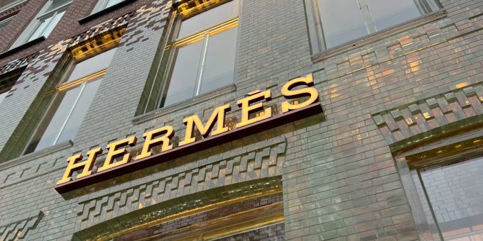 Hermès will im Zollkonflikt seine Kunden stärker zur Kasse bitten. (Symbolbild) Hermès Gebäude Amsterdam