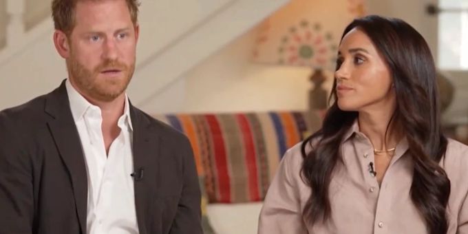 Meghan Markle guckt ihren Gatten Harry an. prinz harry meghan markle
