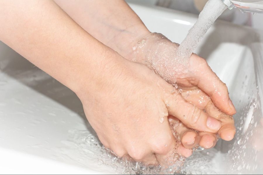 Sowohl bei Männern als auch bei Frauen gibt es punkto Händewaschen nach dem WC noch Luft nach oben. (Symbolbild)