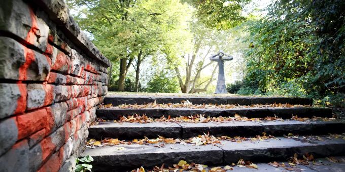 Treppen führen zur Anhöhe «Ananasberg» im Hofgarten. Im April begann der Prozess gegen vier junge Männer, die eine 22-Jährige in einem Düsseldorfer Park vergewaltigt haben sollen. Wegen des jugendlichen Alters eines Teils der Angeklagten wurde der Prozess ohne Öffentlichkeit geführt. Urteil im Prozess