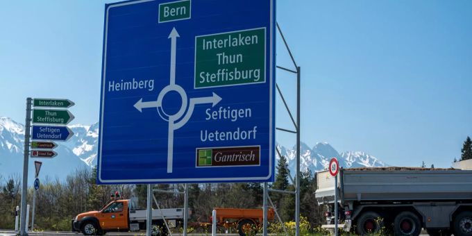 Verkehrsschilder vor Autobahneinfahrt in Heimberg - Heimberg. Verkehrsschilder vor Autobahneinfahrt in Heimberg - Heimberg.