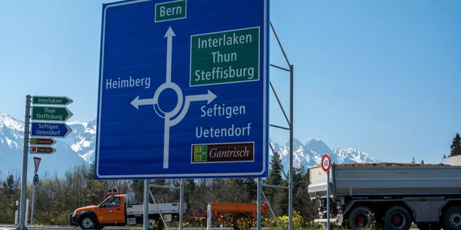 Verkehrsschilder vor Autobahneinfahrt in Heimberg.