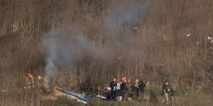 Rettungskräfte an der Absturzstelle nordwestlich von Los Angeles k