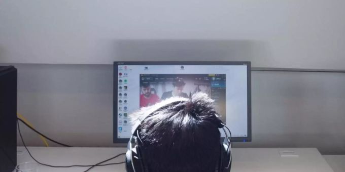 Statt vor Publikum müssen E-Sportler während der Corona-Pandemie an ihren eigenen Schreibtischen antreten. Foto: Riot Games/dpa Statt vor Publikum müssen E-Sportler während der Corona-Pandemie an ihren eigenen Schreibtischen antreten. Foto: Riot Games/dpa