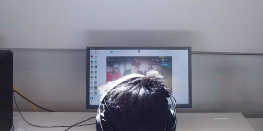 Statt vor Publikum müssen E-Sportler während der Corona-Pandemie an ihren eigenen Schreibtischen antreten. Foto: Riot Games/dpa