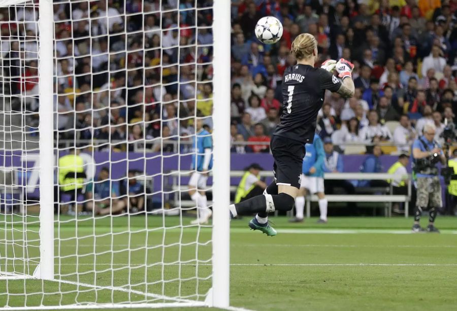 Liverpools Loris Karius faustet am Ball vorbei.