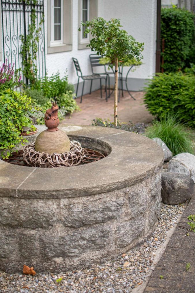 Ein Froschkönig überwacht einen Brunnen in Teufenthal.