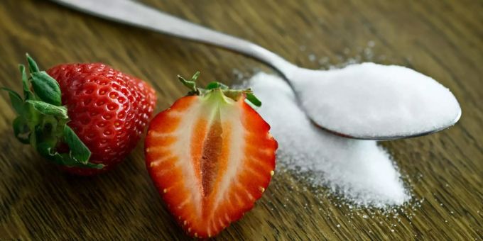 Haushaltszucker und natürlich süsse Erdbeeren. Zucker und Erdbeere