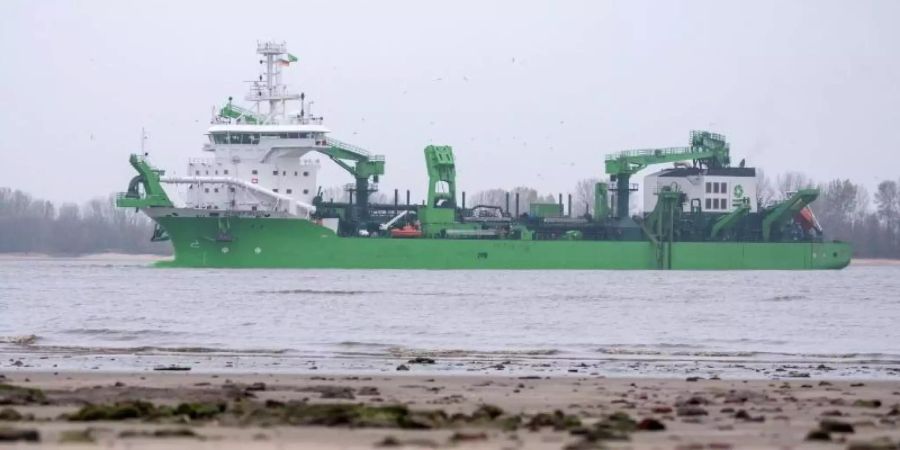 Das Baggerschiff «Bonny River» fährt auf der Elbe. Das Bundesverwaltungsgericht in Leipzig hat grünes Licht für den Bau der Elbvertiefung gegeben. Foto: Daniel Bockwoldt/dpa