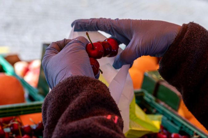 Handschuhe und Kirschen am Biogemüsestand Maurer