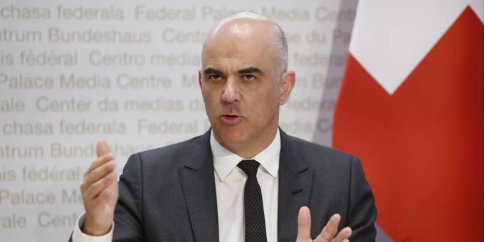 Bundesrat Alain Berset spricht während einer Medienkonferenz des Bundesrates über die Situation des Coronavirus, am Mittwoch, 29. April 2020 in Bern. alain berset