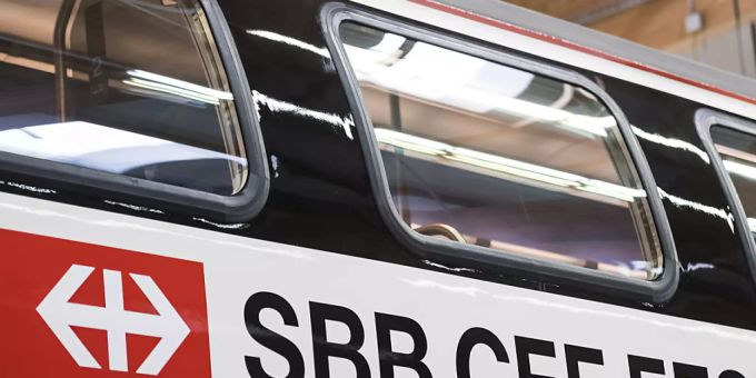 Die SBB verschieben laut einem Zeitungsbericht nicht so viel Personal im Personenverkehr, wie ursprünglich geplant gewesen war. (Archivbild) Die SBB verschieben laut einem Zeitungsbericht nicht so viel Personal im Personenverkehr, wie ursprünglich geplant gewesen war. (Archivbild)