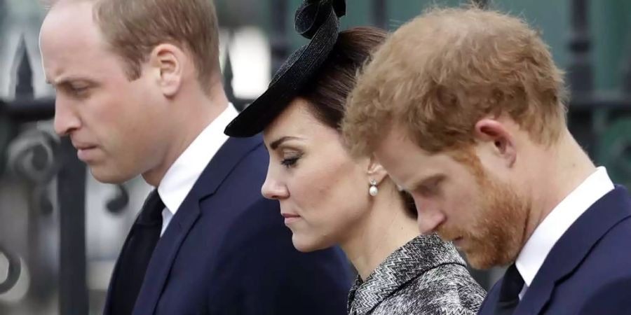 Herzogin Kate zwischen Prinz William und Prinz Harry.