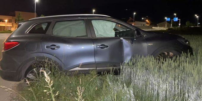 Autolenker kollidiert mit Verkehrsschild.