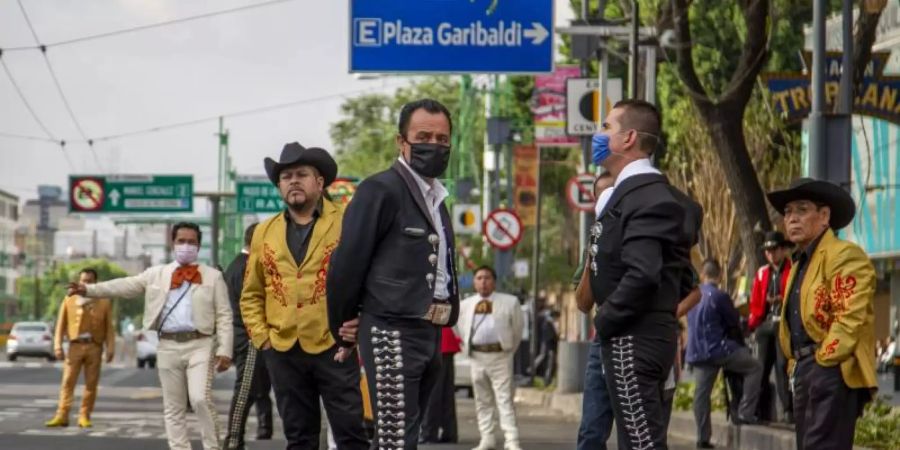 Mariachis warten in der Nähe des Garibaldi-Platzes auf Kunden. Foto: Jair Cabrera Torres/