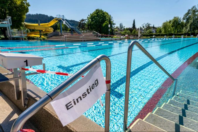 Ein- und Ausstieg sind im Schwimmbad klar markiert