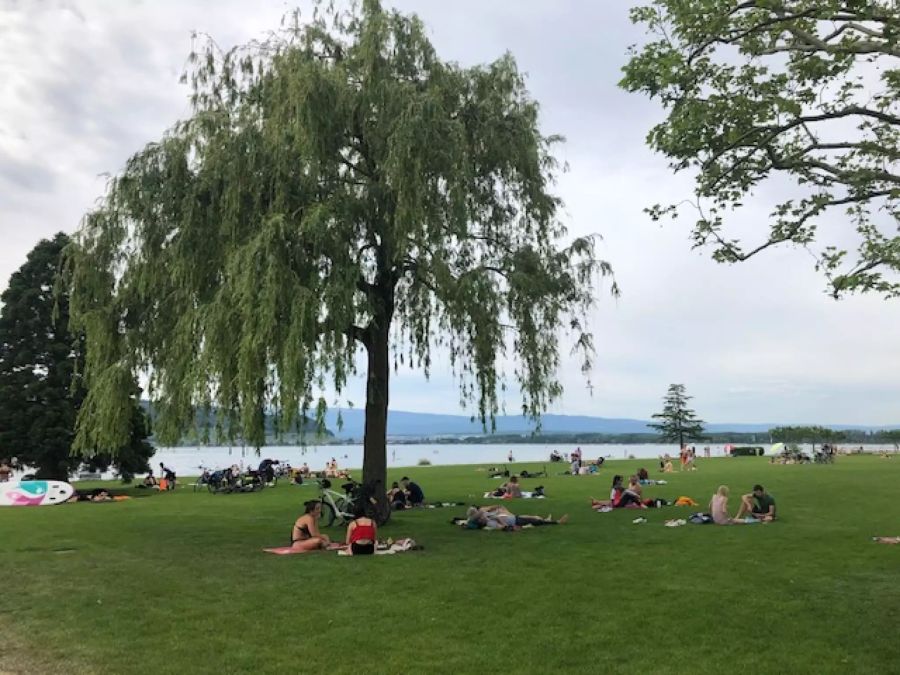 Wegen des Coronavirus halten die Murtensee-Besucher zwei Meter Abstand.