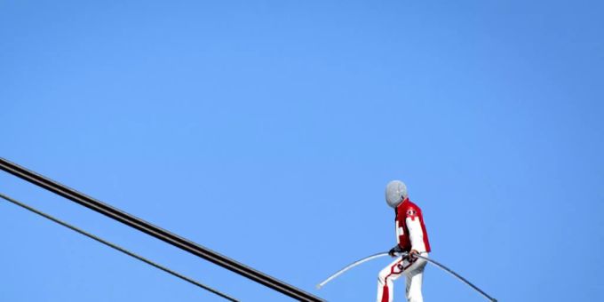 Seiltanz mit Maske und ohne Sicht: Freddy Nock auf dem geneigten Kabel der Bahn. Seiltanz mit Maske und ohne Sicht: Freddy Nock auf dem geneigten Kabel der Bahn.