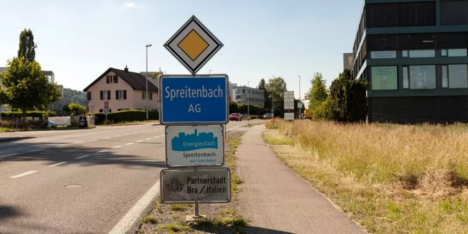 Ein Ortsschild von Spreitenbach AG. der bachelor 2020