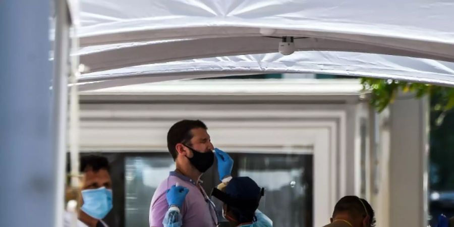 Coronavirus-Test bei einem Mann in Miami Beach in Florida