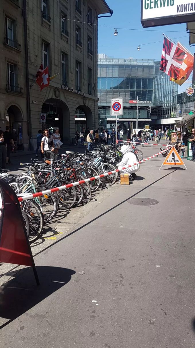 Die Berufsfeuerwehr Bern ist wegen eines Bienennests an der Neuengasse im Einsatz. Bienennest Ryfflihof