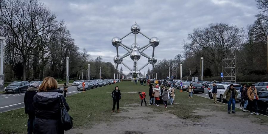 Das Brüsseler Wahrzeichen kann wieder besucht werden. Das Atomium ist die begehbare Nachbildung eines Eisenkristalls. (Archivbild)