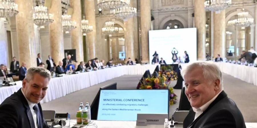 Der österreichische Innenminister Nehammer und Bundesinnenminister Seehofer bei der «Ministerkonferenz zur Bekämpfung illegaler Migration an den östlichen Mittelmeerrouten». Foto: Herbert Neubauer/APA/dpa