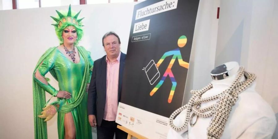 Dragqueen Olivia Jones (l) ist Schirmherrin der Sonderausstellung «Fluchtursache: Liebe». Foto: Christian Charisius/dpa