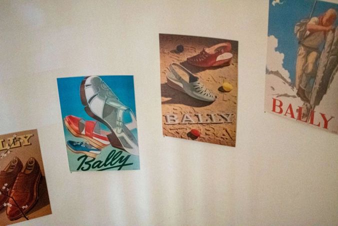 Bally Poster, welche auf die Sonderausstellung hinweisen.