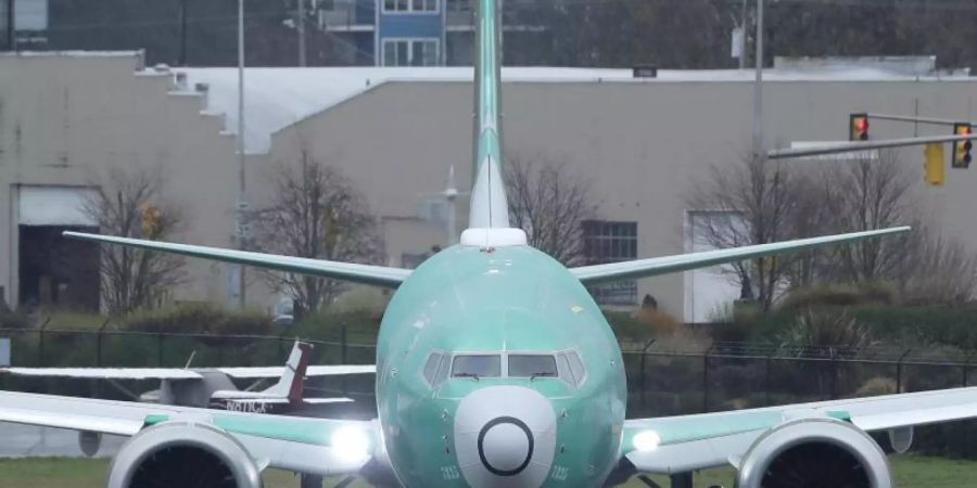 Eine Boeing 737 Max beim Anrollen für einen Testflug am Renton Municipal Airport (USA). Der angeschlagene Flugzeugbauer hat 25 Milliarden US-Dollar mit der Ausgabe von Anleihen bei Investoren eingesammelt. Foto: Ted S. Warren/AP/dpa