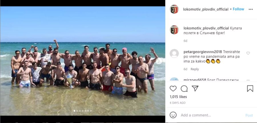Die Cup-Sieg wurde mit einem Gruppenfoto im Meer gefeiert.