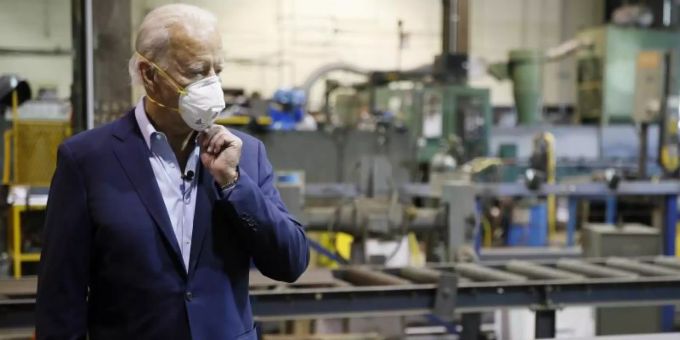 Biden stellte in einer Stahlfirma einen Wirtschaftsplan vor, der helfen soll, die Mittelklasse zu stärken und das Land aus der Corona-Krise zu führen. Foto: Matt Slocum/AP/dpa Biden stellte in einer Stahlfirma einen Wirtschaftsplan vor, der helfen soll, die Mittelklasse zu stärken und das Land aus der Corona-Krise zu führen. Foto: Matt Slocum/AP/dpa
